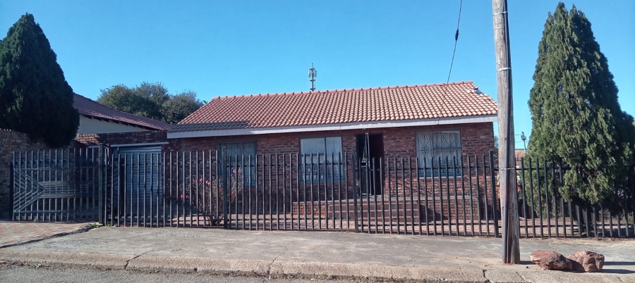 To Let 3 Bedroom Property for Rent in Promosa North West